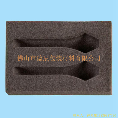 海綿內(nèi)托對(duì)各行各業(yè)產(chǎn)品起到絕緣、密封、防震、防塵、填充、隔音、固定，能夠保護(hù)包裝產(chǎn)品在運(yùn)輸過程中安然無恙，起到保護(hù)產(chǎn)品的一個(gè)作用，同時(shí)可以美化產(chǎn)品，提升產(chǎn)品檔次。